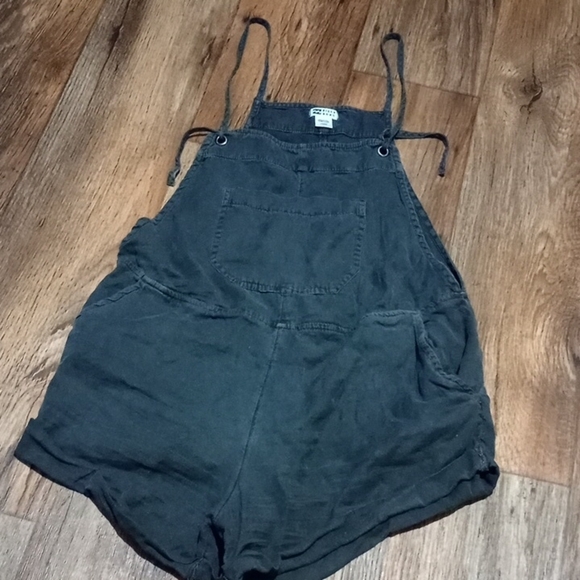 Grayish Overalls Romper has adjustable straps  2 Pockets on the back Sze Small - Picture 1 of 1